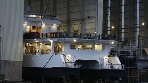 La popa del catamarán, este miércoles al anochecer, en Astilleros Armón Burela, donde prácticamente lo tienen listo para la botadura, prevista para este jueves