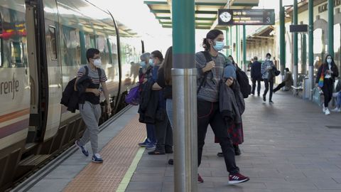 Lllegada de viajeros a la estación de tren de Vilagarcía