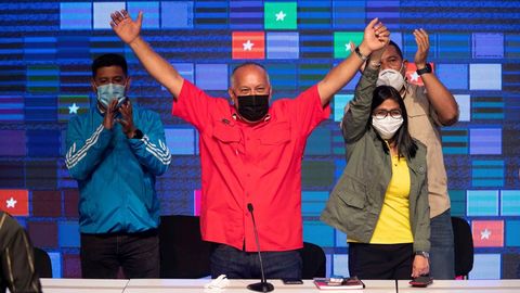 Diosdado Cabello y Delcy Rodríguez celebran los resultados de las cuestionadas elecciones en Venezuela