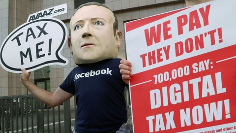 Un activista protesta en Bruselas por la falta de tributación de Facebook