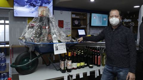 La cesta de Navidad del bar de Andrés Domínguez va en una carretilla