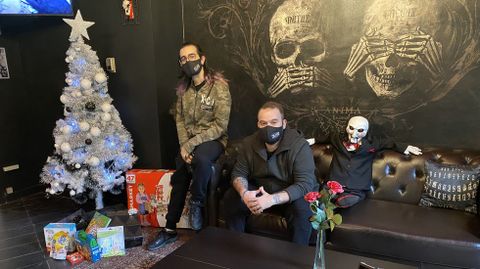 Iago Pérez y Fernando Díez son los tatuadores del estudio Calipso Tattoo en O Barco
