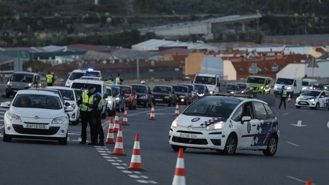 Imagen de archivo de un control de movilidad en A Coruña, que se pueden repetir hasta que se levanten las restricciones