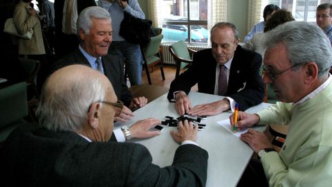 Manuel Fraga, jugando una partida en el Centro Cultural e Recreativo de Vilalba en el 2003
