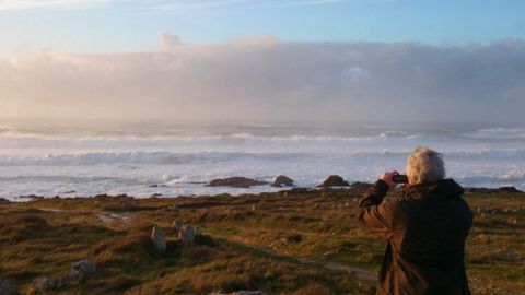 Daniel Domínguez, nun dos seus paseos pola costa de Teira, na parroquia de Corrubedo, en Ribeira, fotografando a mar embravecida