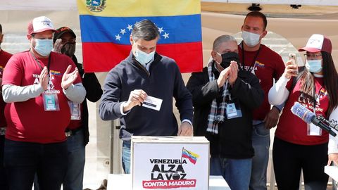 Leopoldo López votó en la consulta popular promovida por Guaidó en la plaza Bolívar en Bogotá
