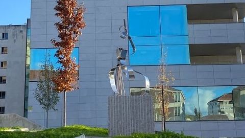 Escultura en el CHUO que homenajea a la enfermería en el centenario del colegio profesional de Ourense