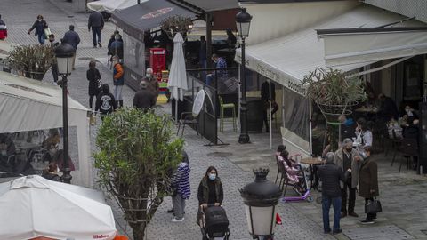 El tiempo agradable durante la mañana de ayer animó a los residentes a acudir a la calle peatonal