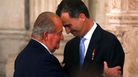 Juan Carlos I abraza a su hijo Felipe VI en el día de su abdicación, el 18 de junio del 2014