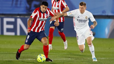 Luis Suárez y Kroos pugnan por la pelota