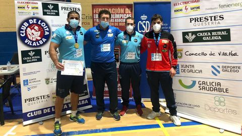 José Cuba, el primero por la izquierda, posando con su título de campeón de España.