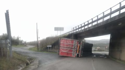 El camión volcó esta tarde a la altura del viducto de la N-120