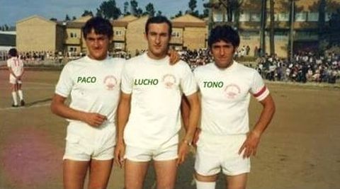 Lema, a la izquierda, en 1984, con dos hermanos.