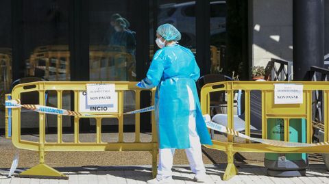 Una trabajadora de la residencia de San Rosendo en O Incio, durante el grave brote que afectó a este centro este verano
