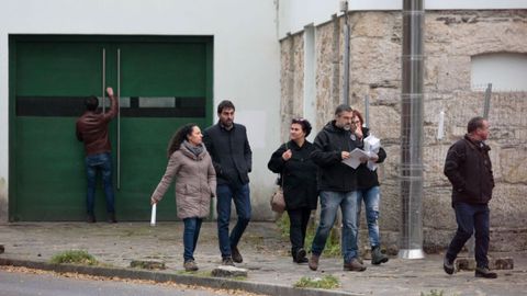 Un grupo de miembros de Adega, de la Confederación Hidrográfica y del concello, entre ellos el edil Daniel Piñeiro, salen de visitar la Fábrica da Luz en noviembre de 2017.
