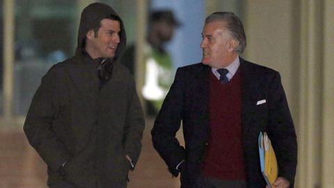 El extesorero del PP Luis Bárcenas, acompañado de su hijo Guillermo, en una imagen de archivo