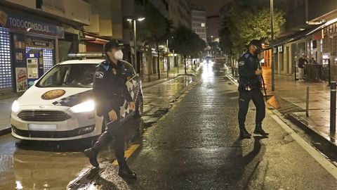 Agentes de la Policía Local de Santiago durante uno de los operativos nocturnos para vigilar que no se celebren fiestas en pisos