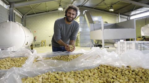 David Rodríguez, con castañas en la mano en la cooperativa con la que trabaja