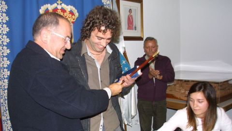 Recibiendo el bastón de mano de la Alcaldía en el 2009