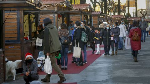 El mercadillo de Navidad de Santiago, en la calle Carreira do Conde, estuvo ayer muy transitado
