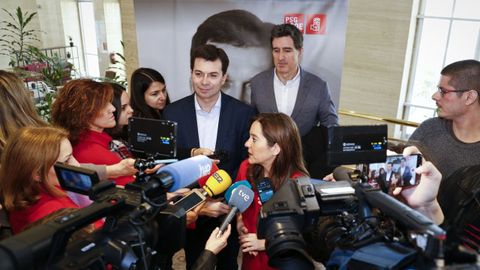 Inés Rey atendiendo a peridistas delante de Gonzalo Caballero