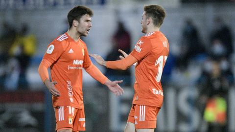 Jimmy y Viti celebran uno de los tantos del Oviedo al Coria