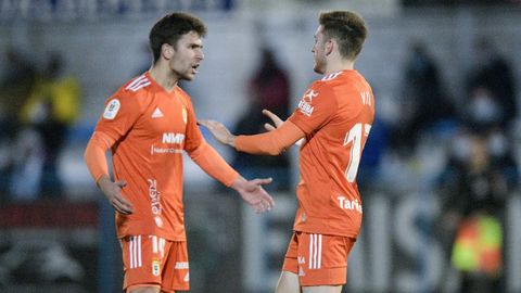 Jimmy y Viti celebran uno de los tantos del Oviedo al Coria