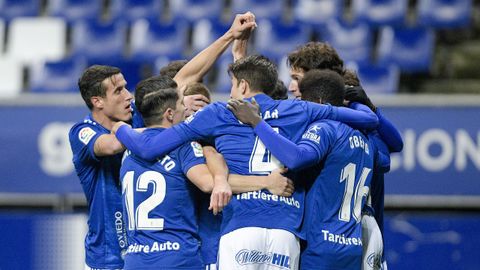 Los jugadores del Oviedo celebran uno de los goles al Tenerife