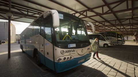 Un autobús de Arriva, ayer, en la estación de Carballo