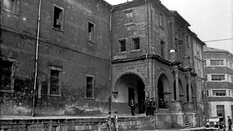 Cuartel de policía de Santa Clara, en la calle Covadonga de Oviedo, en una imagen de la década de 1920. Había sido convento hasta el siglo XVIII. En él detuvieron y fue asesinado Luis Higón y Rosell, Sirval