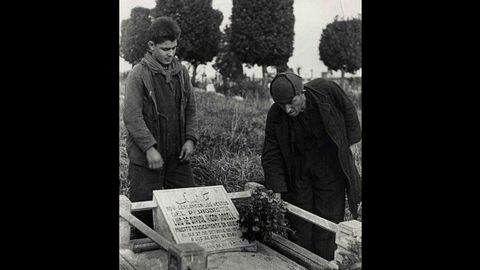 Dos soldados republicanos ponen flores en 1937 en la tumba del periodista Luis Higón y Rosell, «Sirval», asesinado en Oviedo tres años antes