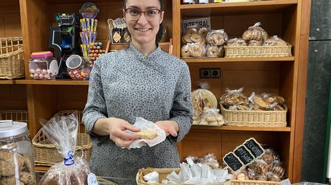 Zaida Caneda elabora polvorones artesanos de almendra y chocolate