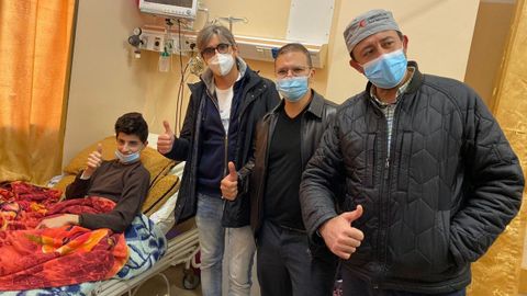 González Rivas con uno de las pacientes. A seis no pudo operarlos porque tenían covid-19