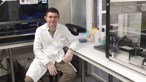 Germán Bou, jefe de microbiología del servicio del Chuac, en el laboratorio