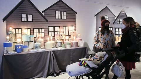 El mercado navideño de La Ferretería continúa hasta el 24 y los artesanos participantes están muy satisfechos con la buena acogida que están teniendo sus productos por parte del público, al que se le toman sus datos en la entrada y se sigue un control de aforo