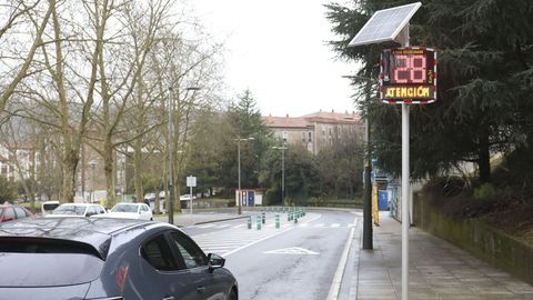En una imagen de archivo, un radar informativo instalado en la avenida de Castelao de Santiago, a su paso por el barrio de Vite