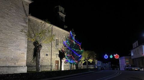 La decoración navideña está encendida en Larouco desde finales del mes pasado