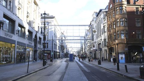 Imagen de la calle Oxford Street, casi desierta después de que el primer ministro británico Boris Johnson anunciase restricciones de nivel 4 para Londres y el sureste del país por el avance de la nueva cepa de coronavirus