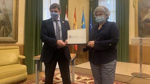 La alcaldesa de Gijn, Ana Gonzlez, recoge el distinto de Destinto Turstico Inteligente de la mano del presidente de Segittur, Enrique Martnez Marn