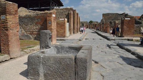 Ejemplos de conservación. En lugares tan señalados como Pompeya o Herculano se conservan las fuentes romanas, aunque dejaron de manar agua tras la erupción del Vesubio