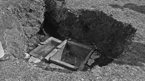 Los investigadores Helmut Schlunk, Antonio Blanco Freijeiro y Nicandro Ares visitaron la fuente en 1976