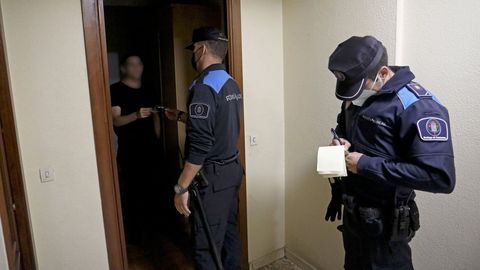Dos agentes de la Policía Local de Santiago acuden a un piso en el que se estaba celebrando una fiesta