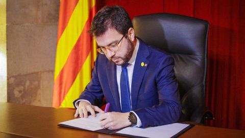 Pere Aragonès, firmando el decreto de convocatoria de elecciones