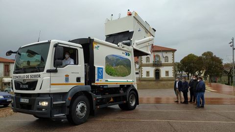 El nuevo camión fue presentado en la plaza del Concello de Sober
