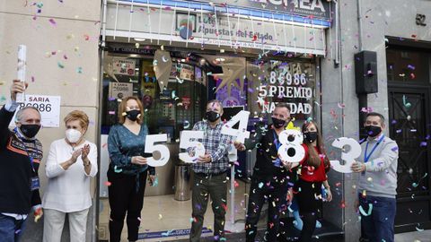 Los loteros de la administración Ormaechea en Bilbao celebran uno de los quintos premios repartidos con el número 55483, de la lotería de Navidad celebrado este martes