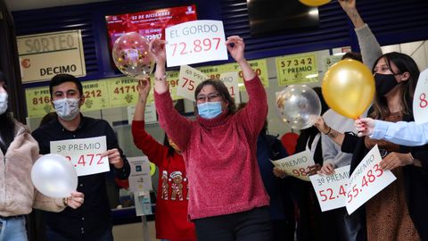 Loteros de la administración de Doña Manolita de Madrid festejan haber vendido décimos del premio gordo que ha recaído en el número 72.897, dotado con cuatro millones de euros por serie
