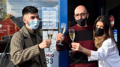 Un cliente celebra el quinto premio de la Lotería de Navidad con los dueños de la Administración de Loterías de Berriz (Bizkaia) donde se ha repartido el número agraciado