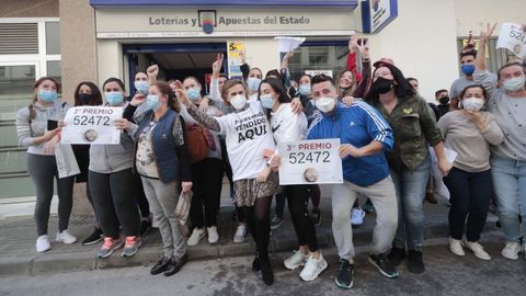 Varias personas celebran el tercer premio del Sorteo Extraordinario de Navidad, el número 52472, en la localidad gaditana de Barbate, en donde la administración de lotería número 2 ha repartido 45 millones de euros