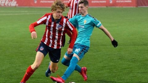 Carlos Ballestero, a la izquierda, en un partido entre el Atlético y el Murcia