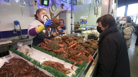 La centolla es uno de los productos más demandados en estas fechas en el Mercado de A Magdalena